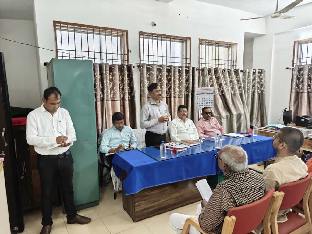 प्रशिक्षण देते हुए प्रशिक्षक।