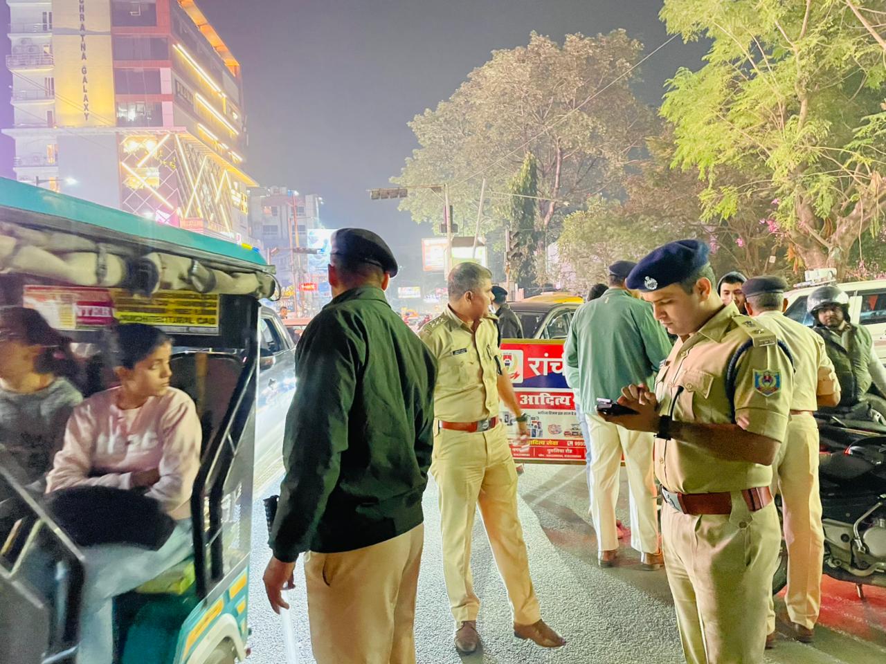 चेकिंग की तस्वीर चेकिंग की तस्वीर