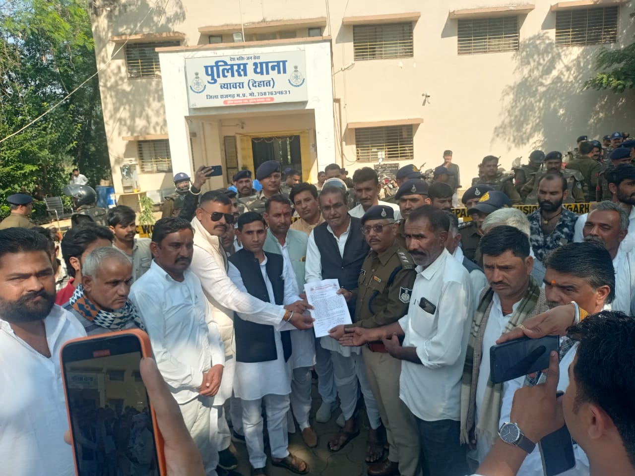 गुर्जर समाज ने थाना का घेराव कर सौंपा ज्ञापन