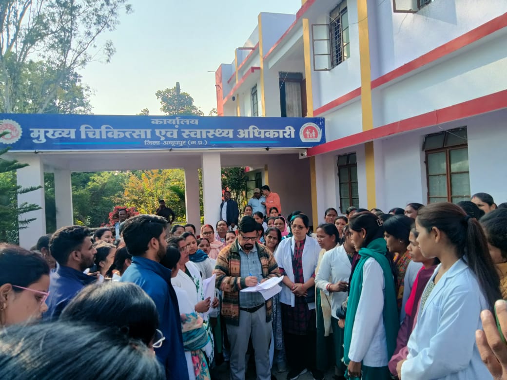 शिकायती पत्र सौंपती एएनएम शिकायती पत्र सौंपती एएनएम