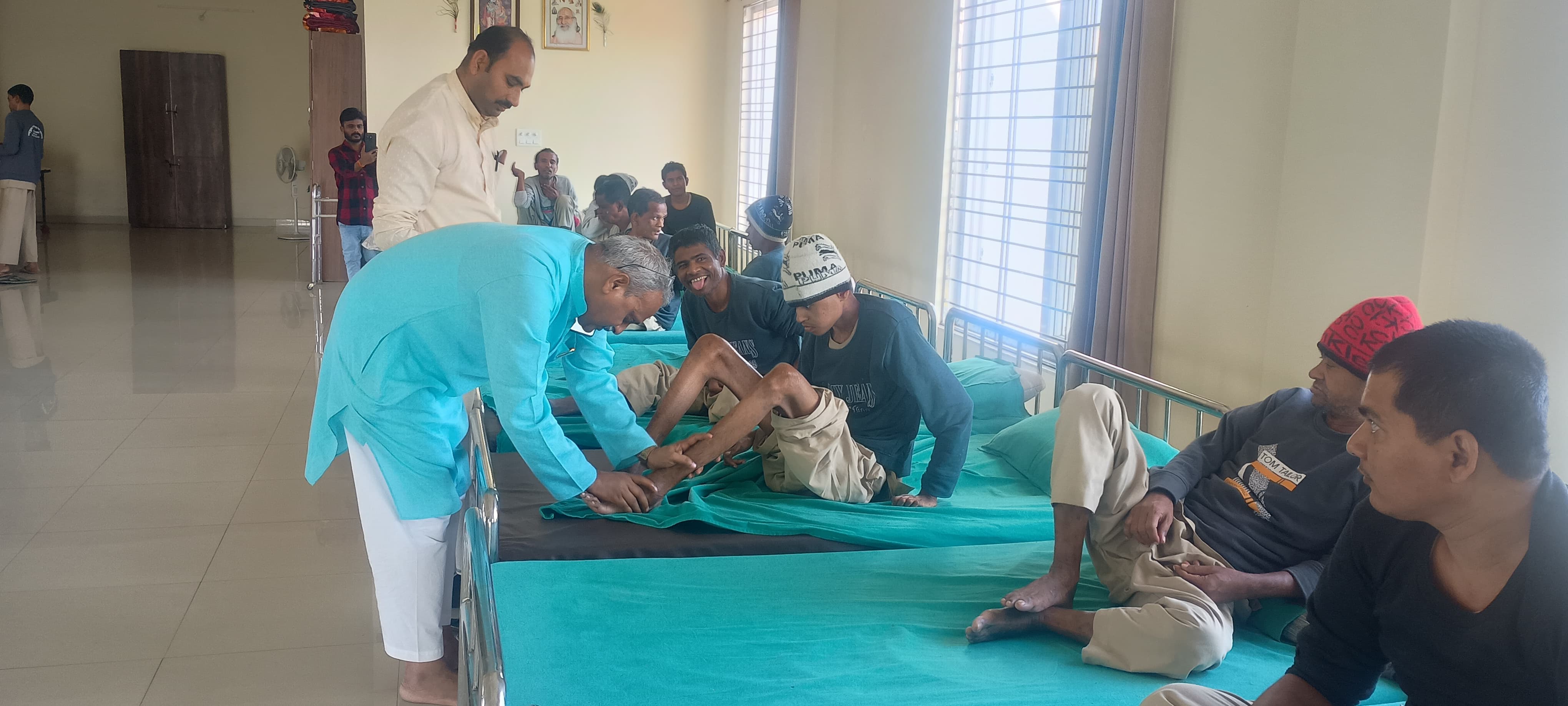 आश्रम में डॉक्टर्स समेत अन्य आश्रम में डॉक्टर्स समेत अन्य