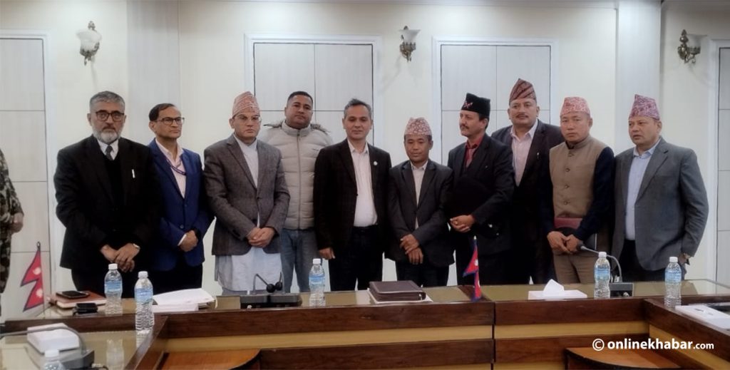 विभिन्न मांगों सहित गृहमंत्री को ज्ञापन सौंपते दुर्गा प्रसाई समूह