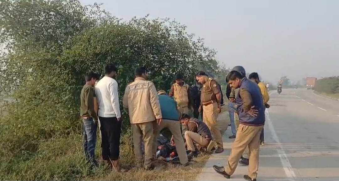 लाश को कब्जे में लेती पुलिस की फोटो लाश को कब्जे में लेती पुलिस की फोटो