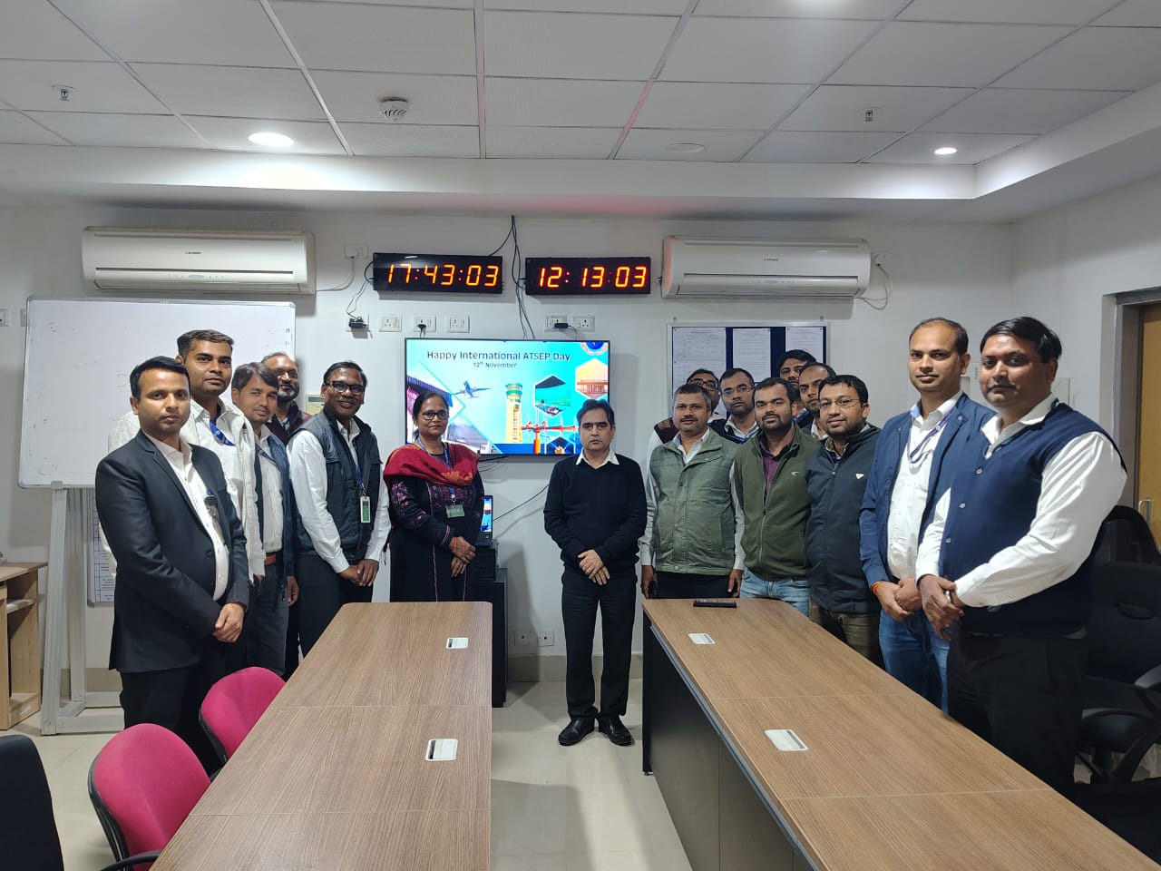 कार्यक्रम में विमानपत्तन निदेशक विनोद कुमार समेत अन्य कार्यक्रम में विमानपत्तन निदेशक विनोद कुमार समेत अन्य