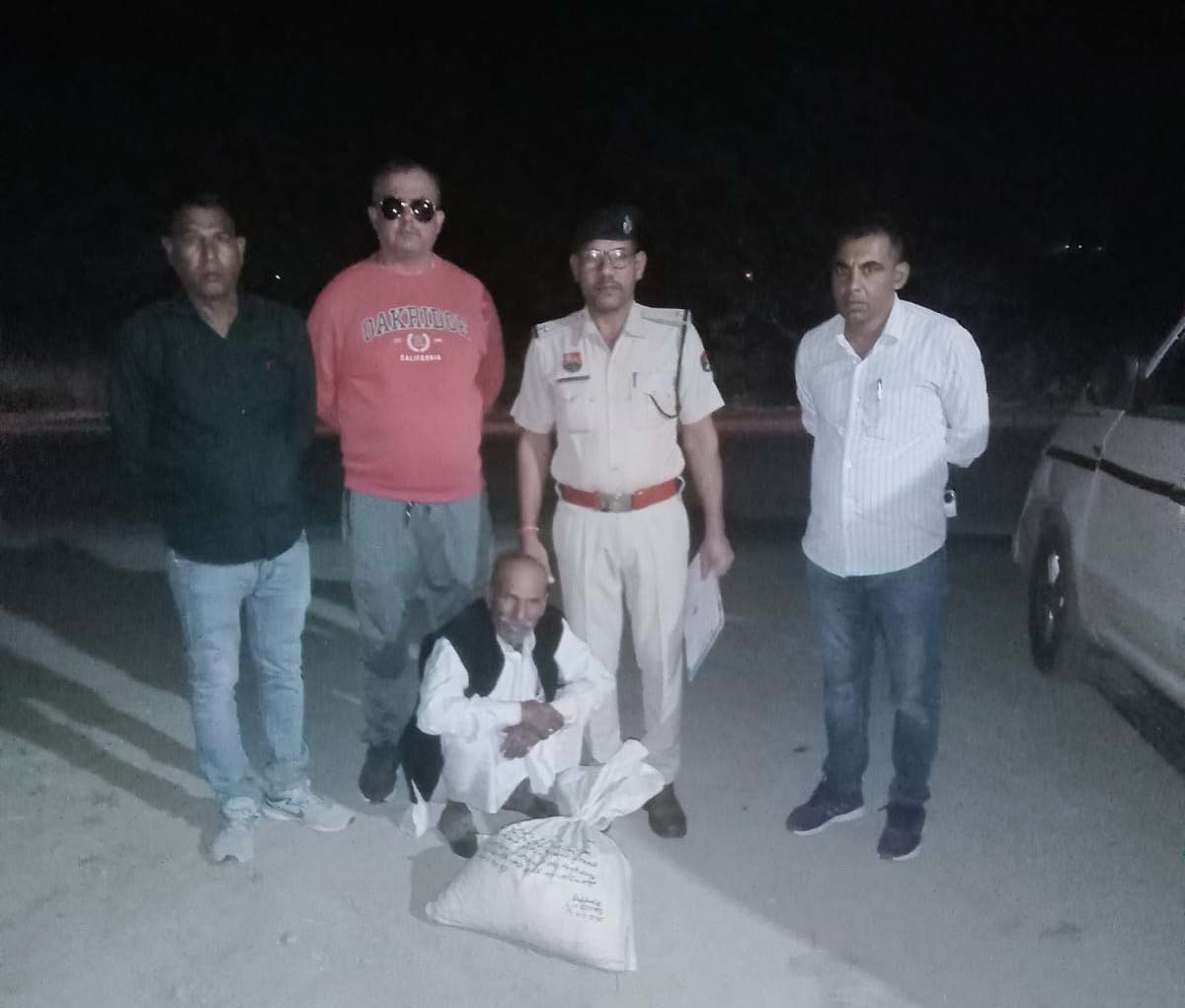 पुलिस गिरफ्त में चूरापोस्त तस्कर।