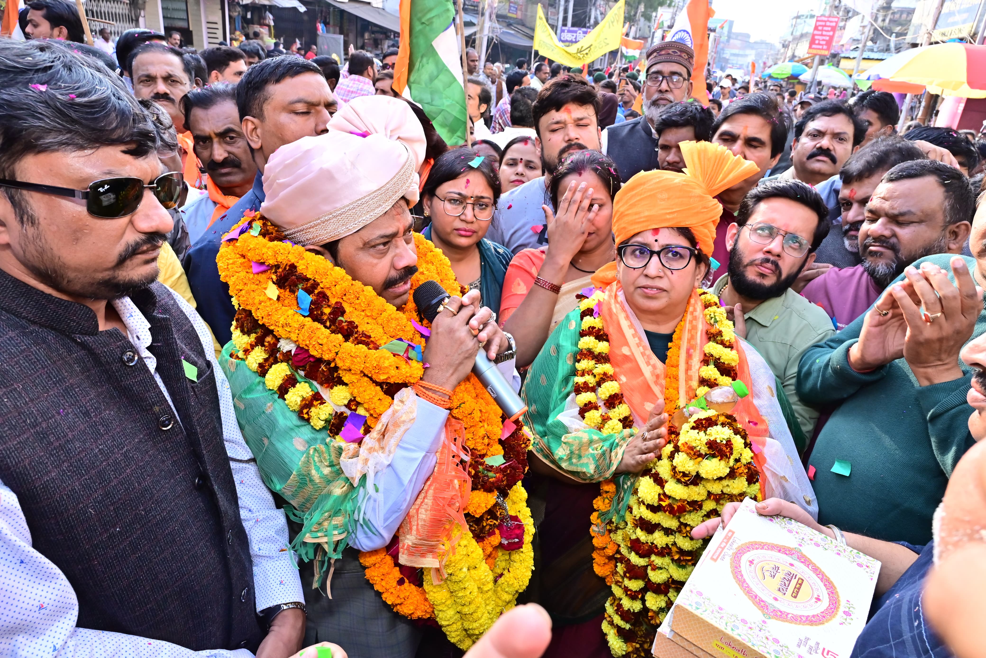 खेलो इण्डिया और फिट भारत खेल का उद्घाटन करते हुए मंत्री नंद गोपाल नन्दी एवं पूर्व मेयर अभिलाशा गुप्ता का छाया चित्र