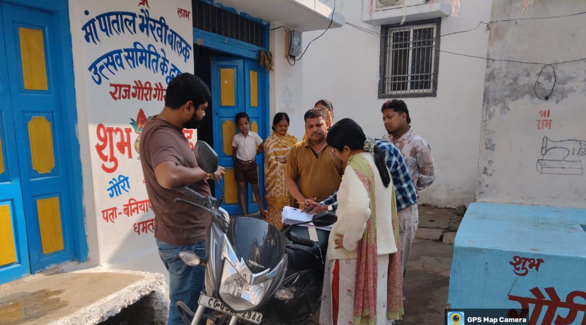 वार्ड में मतदाता सूची पुनरीक्षण अभियान का निरीक्षण करती हुई आयुक्त प्रिया गोयल।