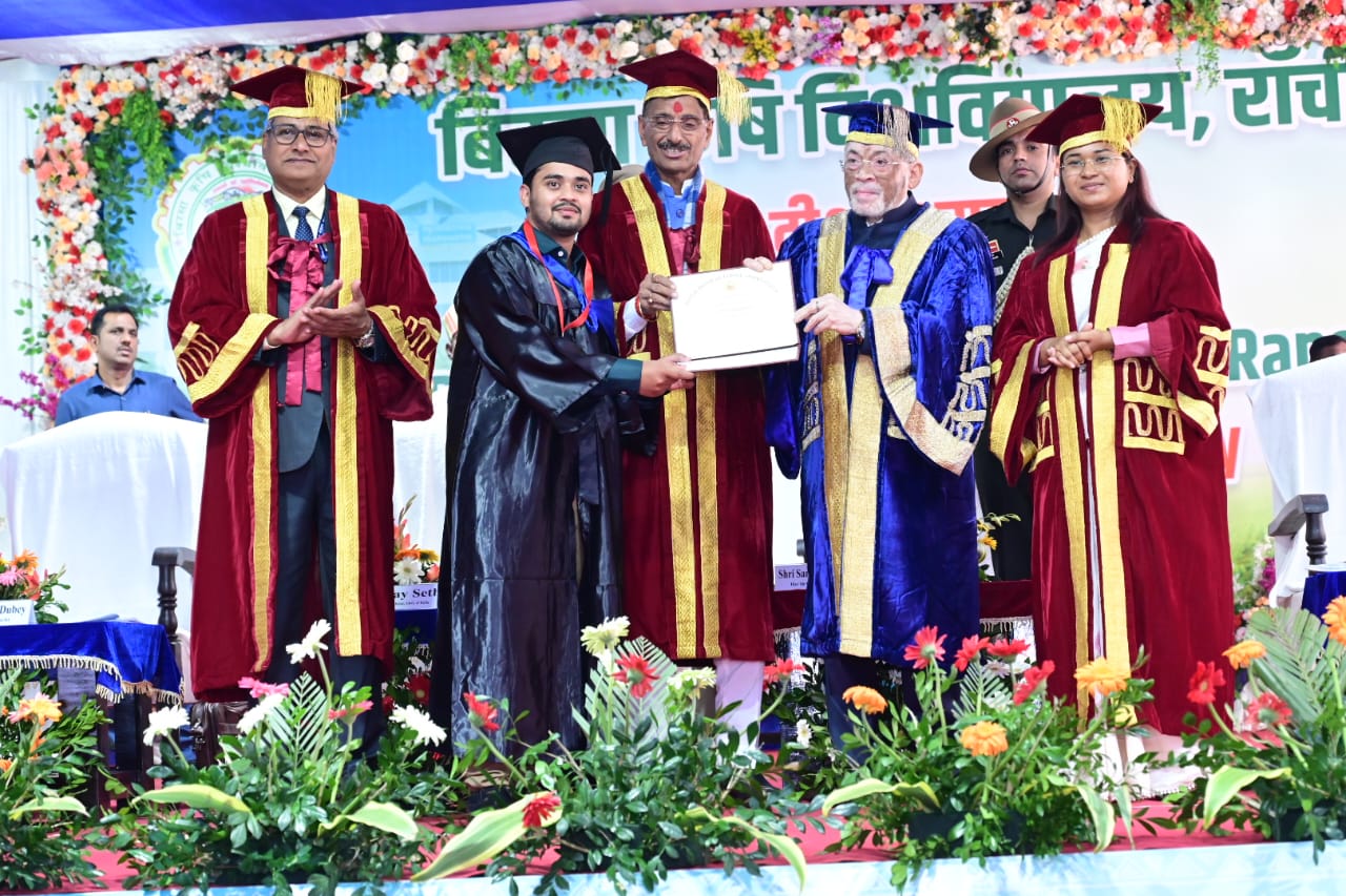 डिग्री प्रदान करते राज्यपाल डिग्री प्रदान करते राज्यपाल