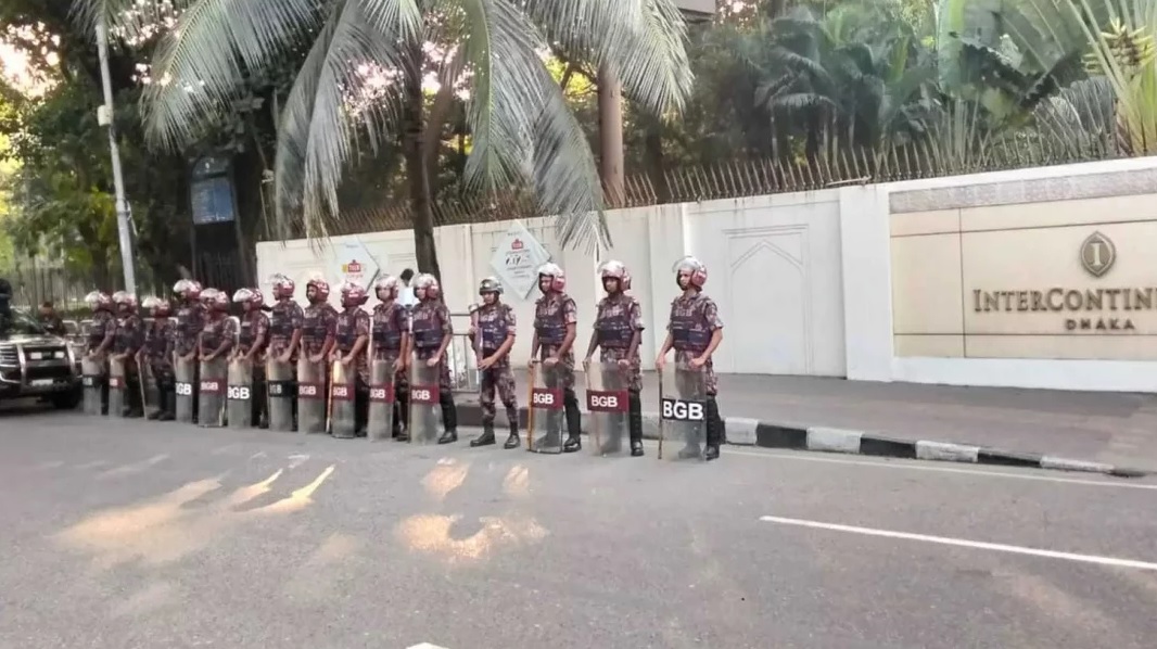 बांग्लादेश की राजधानी ढाका में तैनात बॉर्डर गार्ड बांग्लादेश । फोटो - ढाका ट्रिब्यून