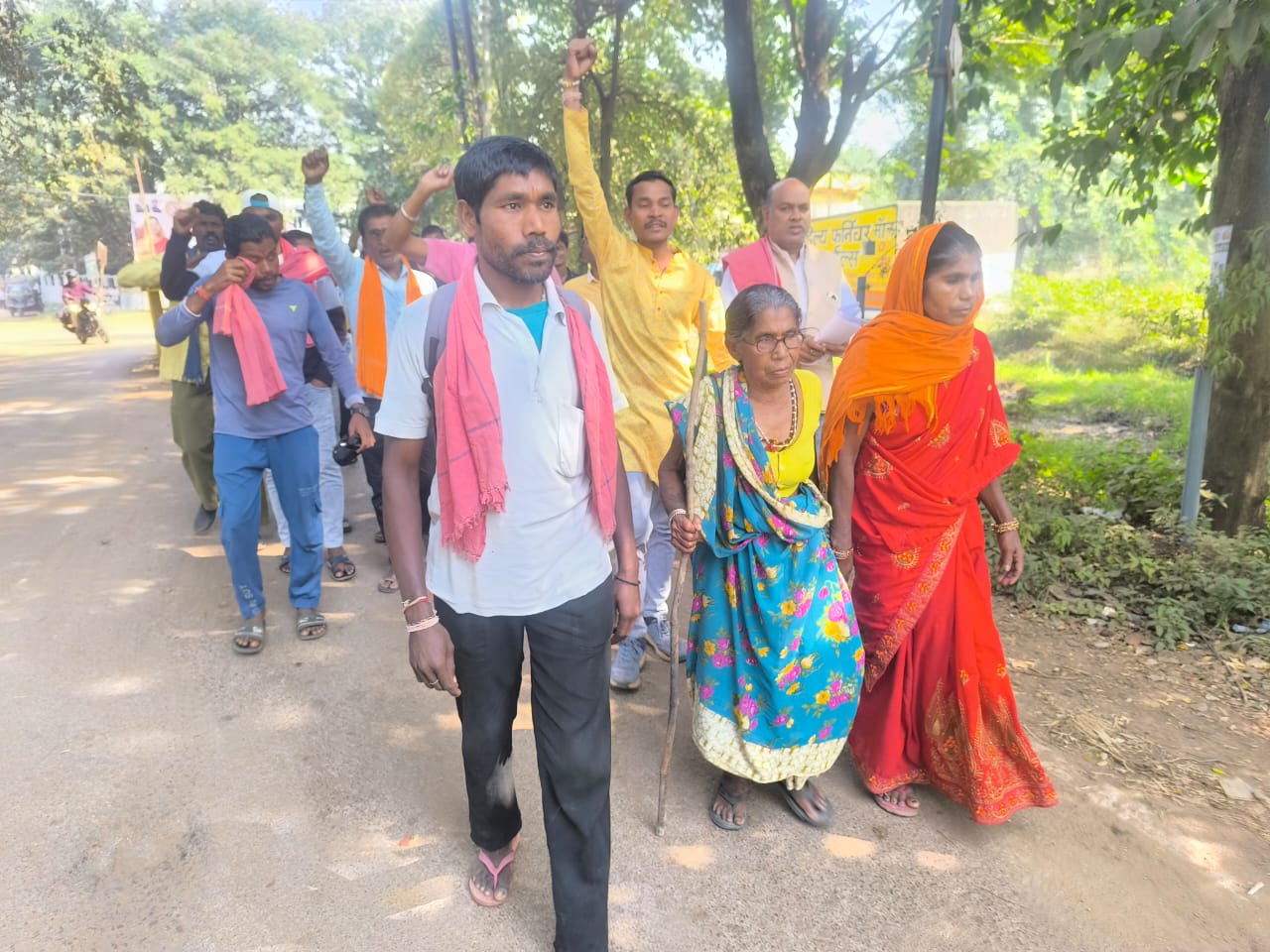 पीड़ित परिवार के साथ कलेक्टोरेट परिसर जाते हुए छत्तीसगढ़िया क्रांति सेना के सदस्य।