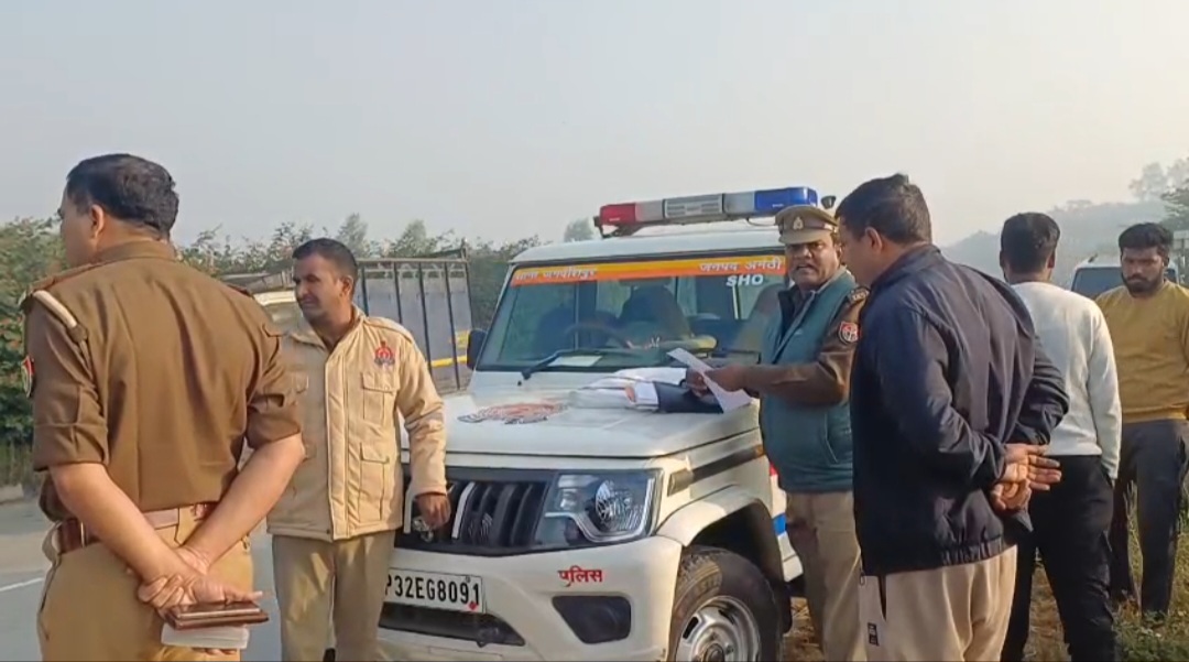 मौके पर पहुंचे कोतवाली प्रभारी लिखा पड़ी करते हुए मौके पर पहुंचे कोतवाली प्रभारी लिखा पड़ी करते हुए