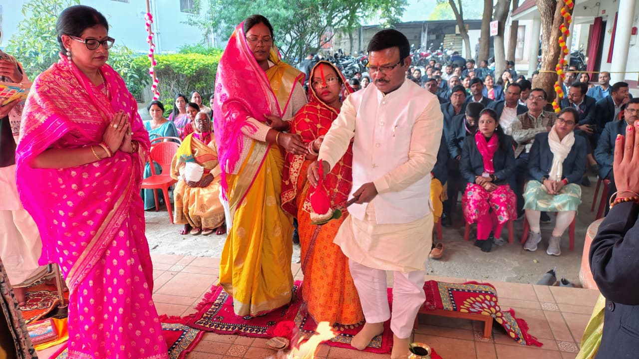 पूजा में शामिल लोग पूजा में शामिल लोग