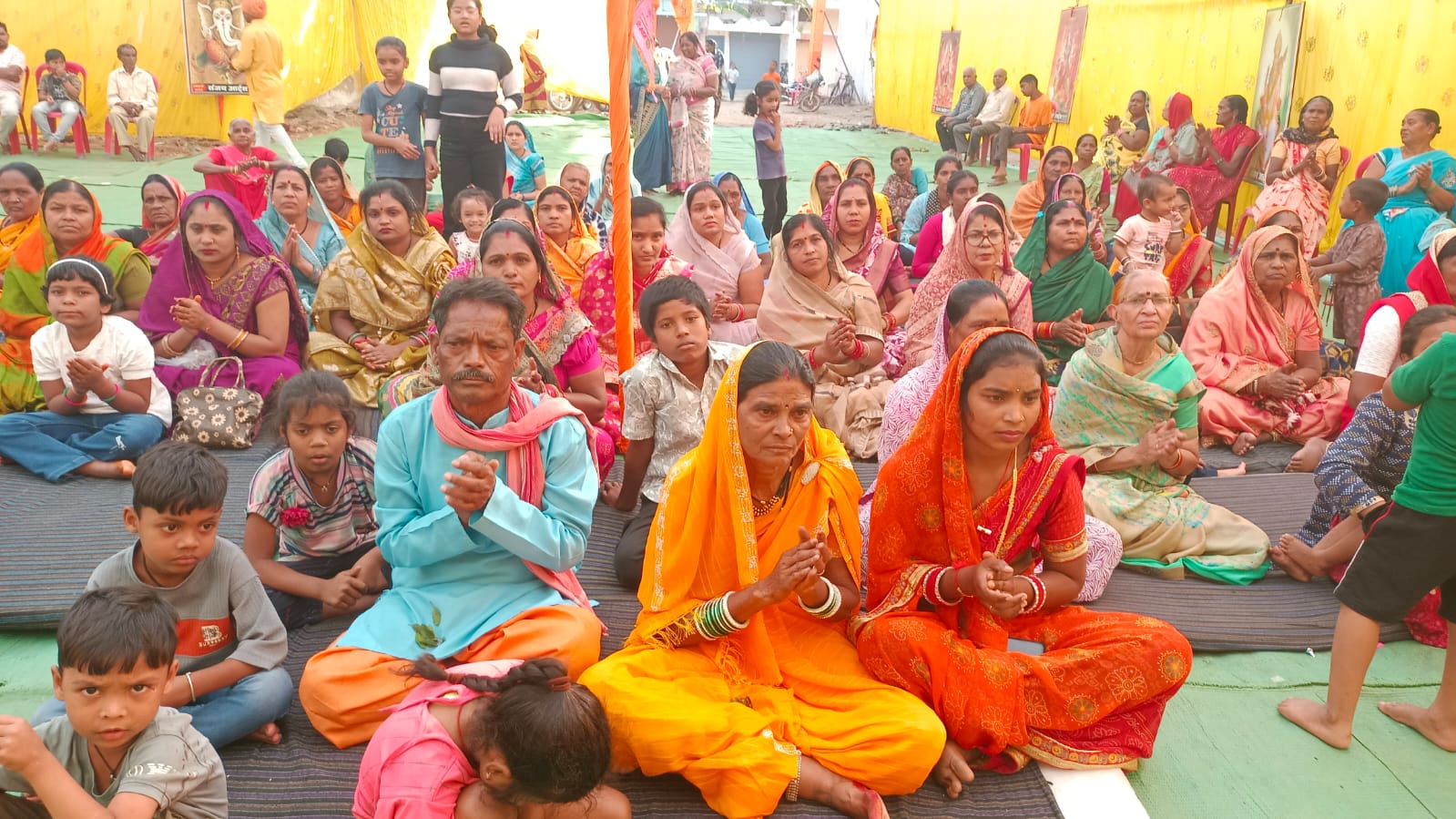 पंचमुख हनुमान मंदिर के पास कथा श्रवण करते हुए श्रध्दालु।