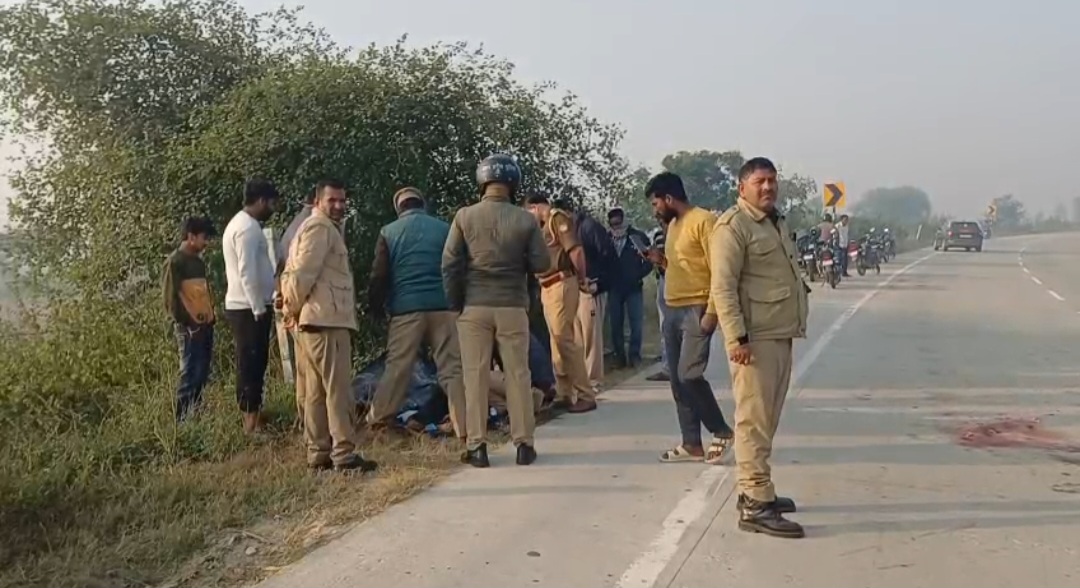 जांच करती हुई पुलिस की फोटो जांच करती हुई पुलिस की फोटो