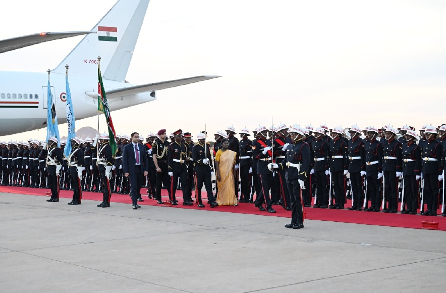 भारत की राष्ट्रपति द्रौपदी मुर्मु अफ्रीका की अपनी दो देशों की यात्रा के अंतिम चरण में बोत्सवाना पहुंच चुकी हैं। यह फोटो राष्ट्रपति भवन ने अपने एक्स हैंडल पर साझा किए हैं।