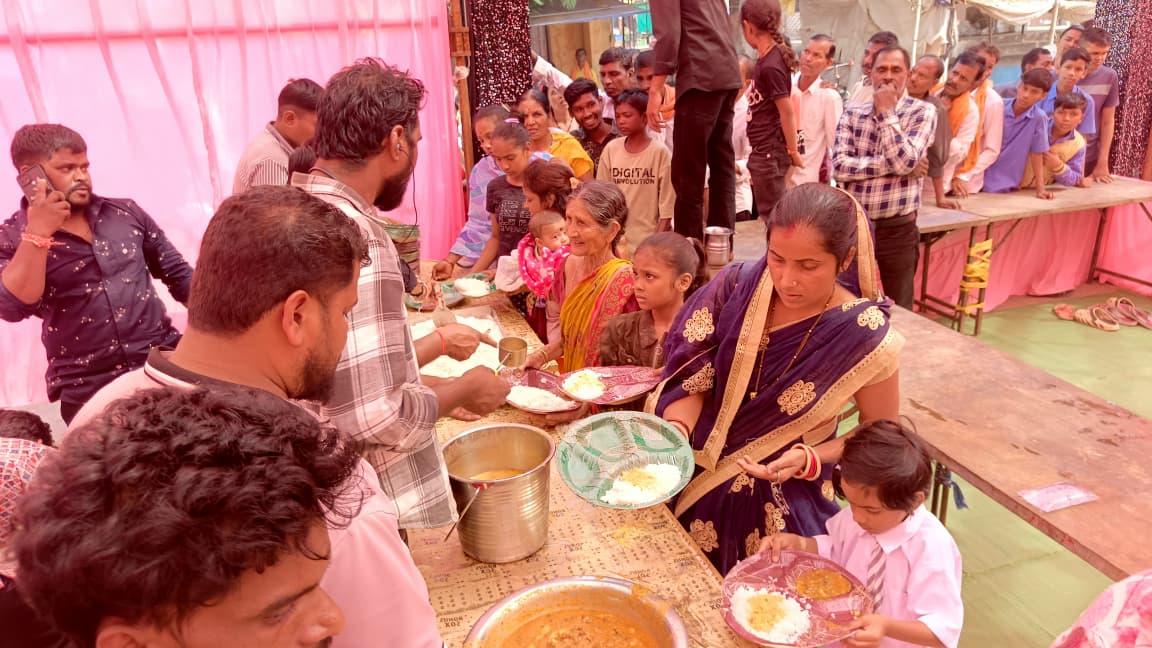 भंडारे में प्रसादी ग्रहण करते हुए लोग। भंडारे में प्रसादी ग्रहण करते हुए लोग।