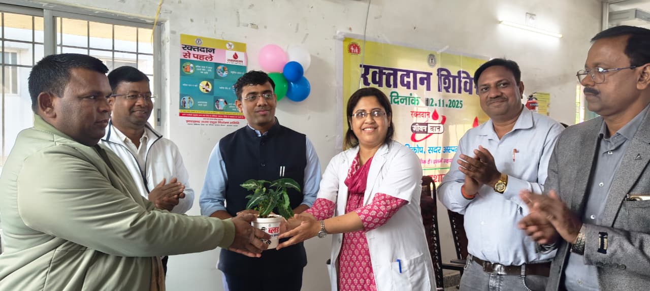 कार्यक्रम में शामिल अधिकारी कार्यक्रम में शामिल अधिकारी