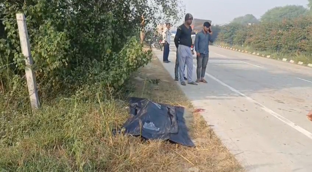 सड़क के किनारे पड़ी लाश की फोटो सड़क के किनारे पड़ी लाश की फोटो