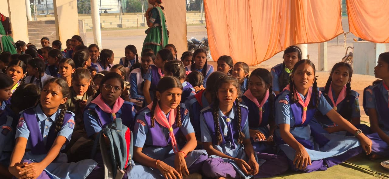 कार्यक्रम में उपस्थित बच्चे।