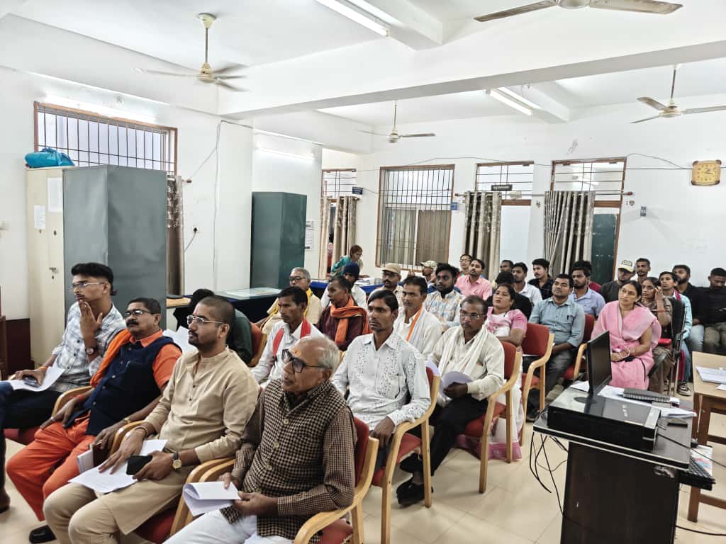 प्रशिक्षण लेते हुए गौधाम संचालन करने में रूचि रखने वाले लोग।