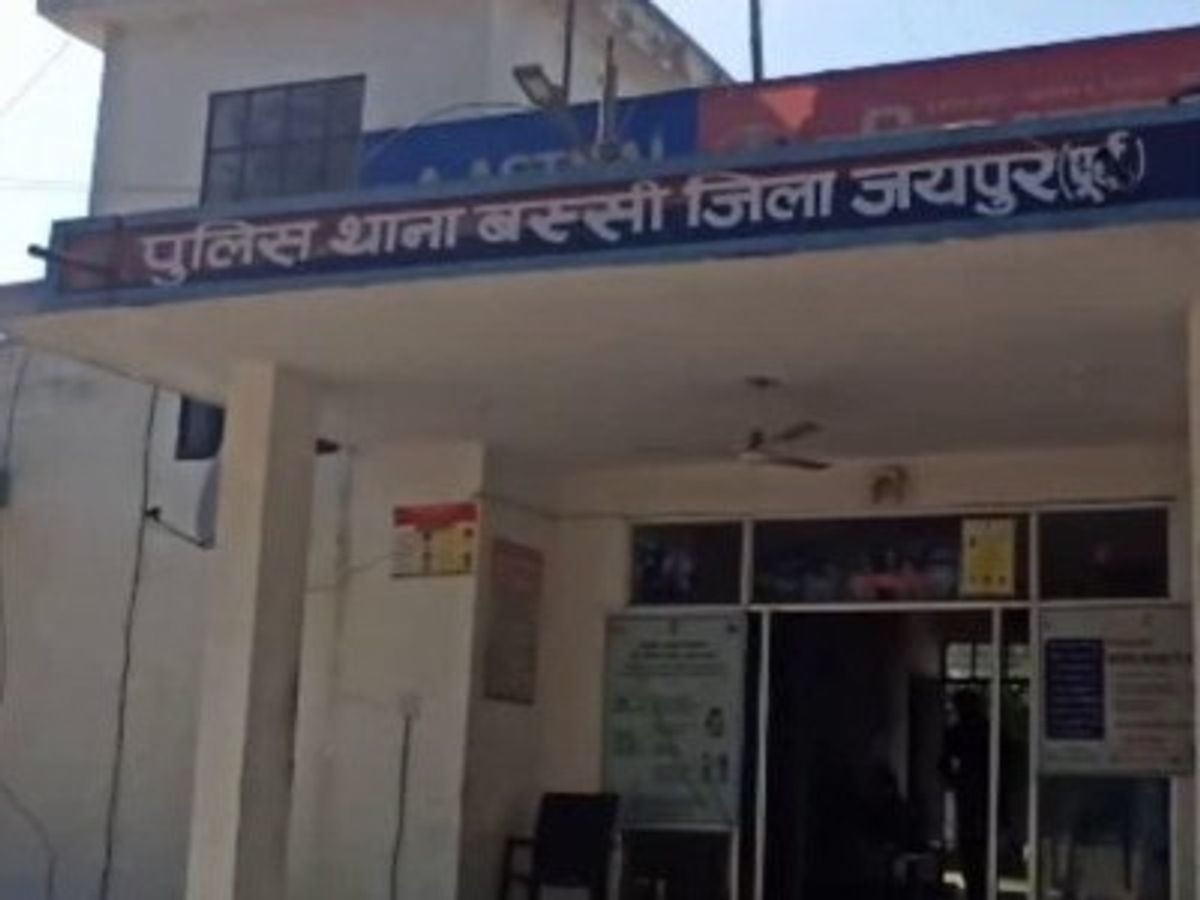 किराएदार महिला ने पानी की टंकी पर चढ़ कपड़ों पर छिडका केसोसीन