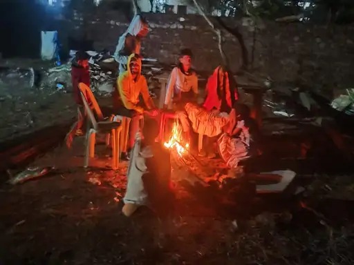 ठंड से बचने अलाव का सहारा लेते लोग