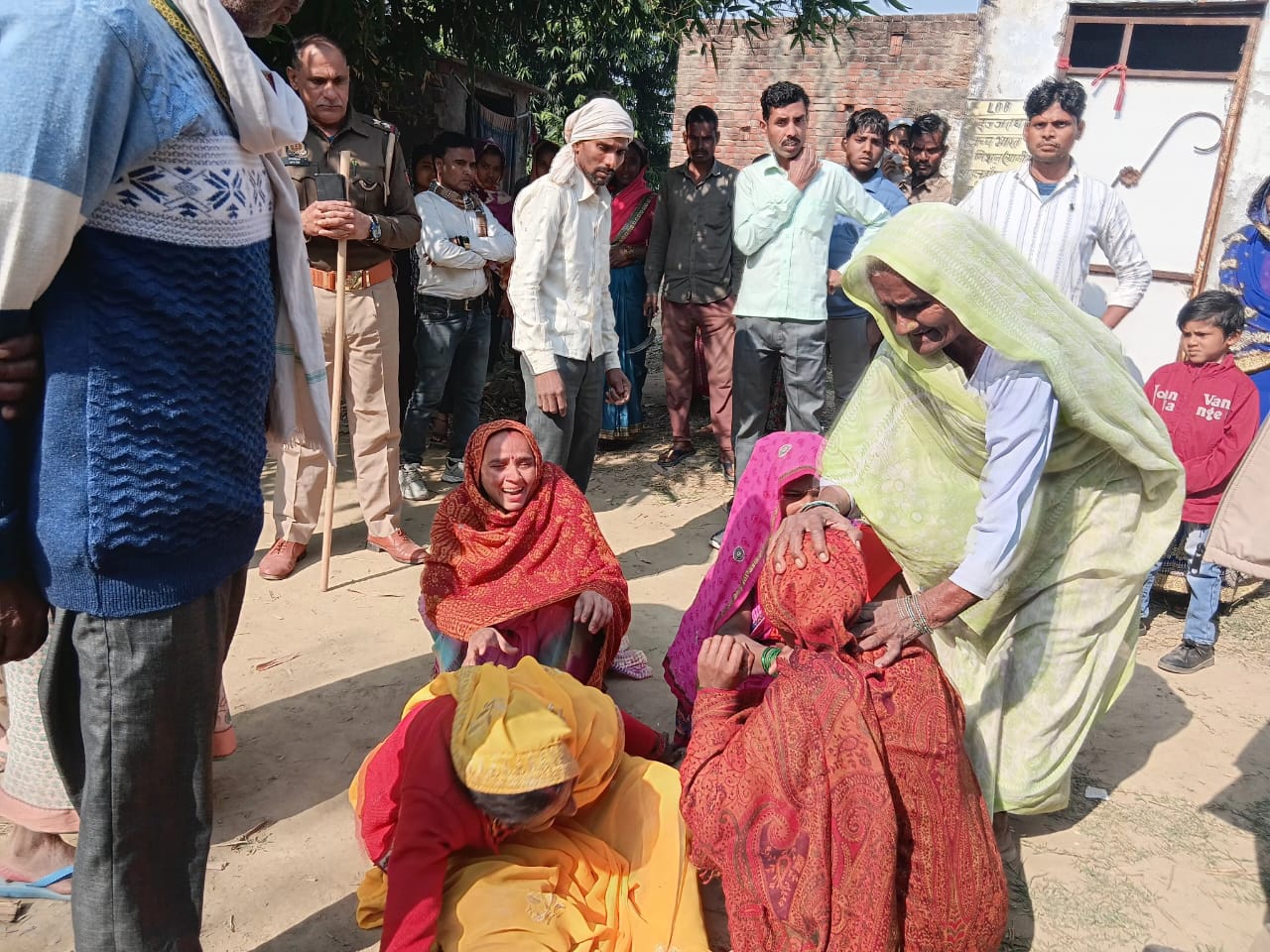 मौके पर इकट्ठा ग्रामीण,रोते विलखते परिवार वाले