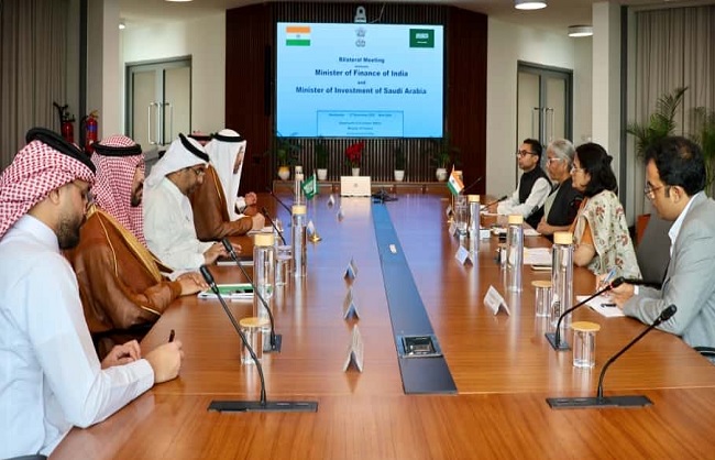 सऊदी अरब के निवेश मंत्री खालिद अल फलीह से मुलाकात करते वित्‍त मंत्री सीतारमण