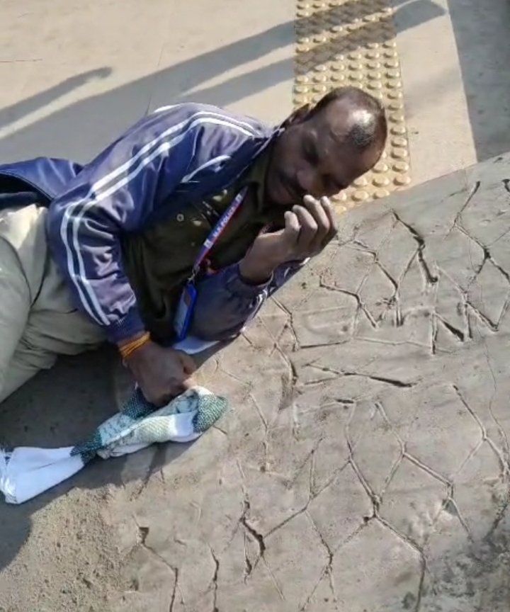 नशे की हालत में लोटता जवान