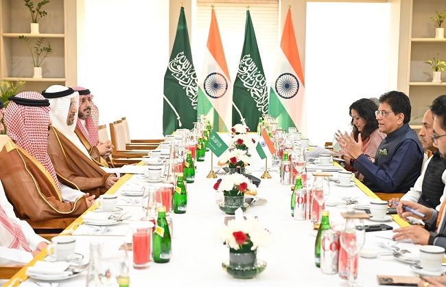 सऊदी अरब के निवेश मंत्री खालिद अल फलीह से मुलाकात करते पीयूष गोयल