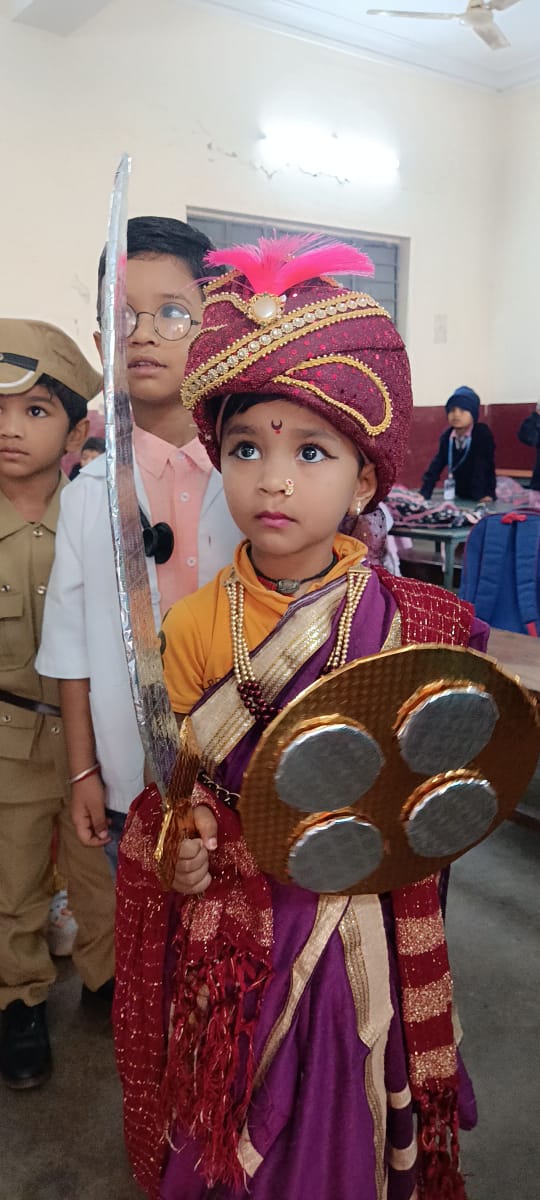 रानी लक्ष्मी बाई की वेशभूषा में तैयार बच्ची।