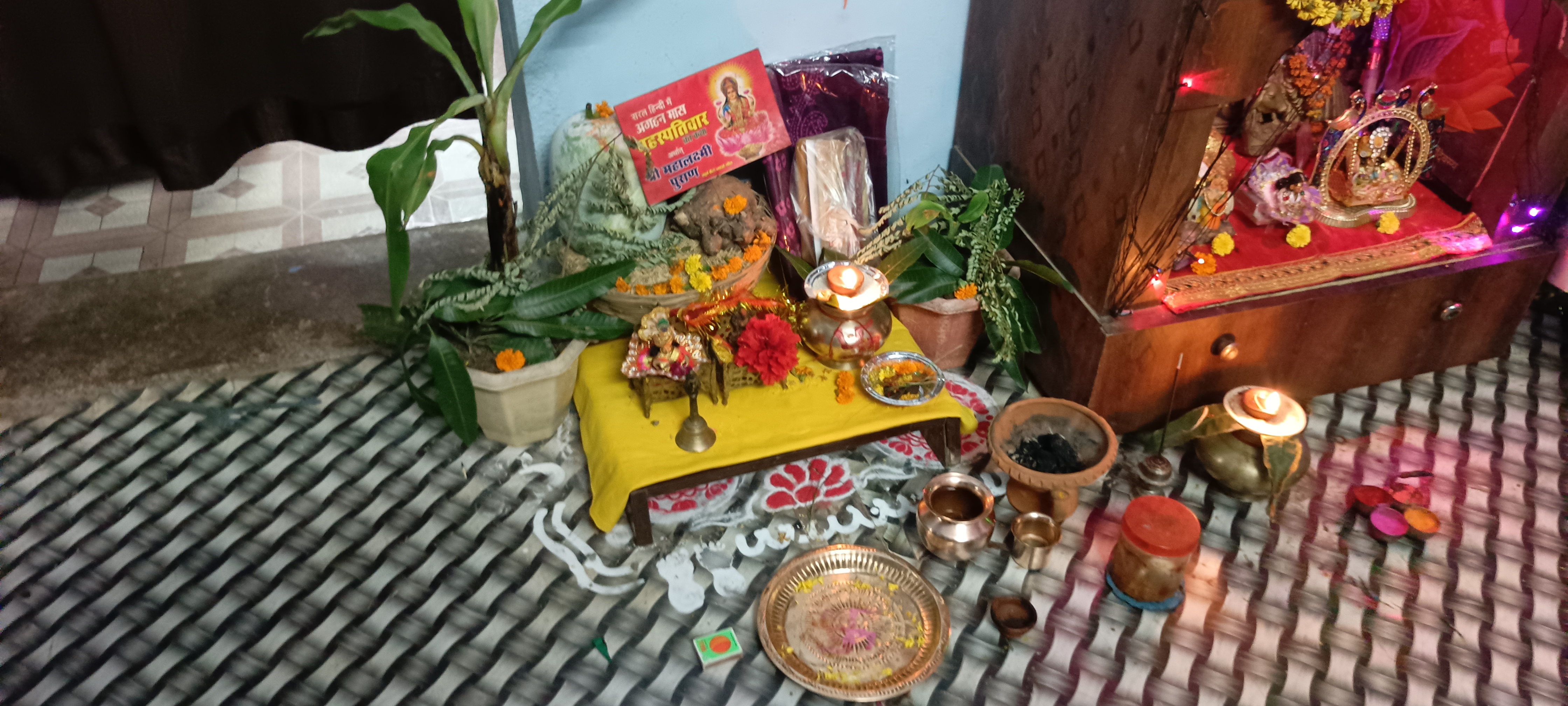 अगहन बृहस्पति उपवास के तहत घर में मां लक्ष्मी की मूर्ति स्थापित करके की जा रही पूजा।