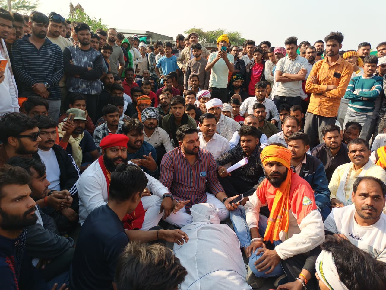 हाईवे पर जाम लगाए मृतक युवक के परिजन, मृतक जय सिंह हाईवे पर जाम लगाए मृतक युवक के परिजन, मृतक जय सिंह