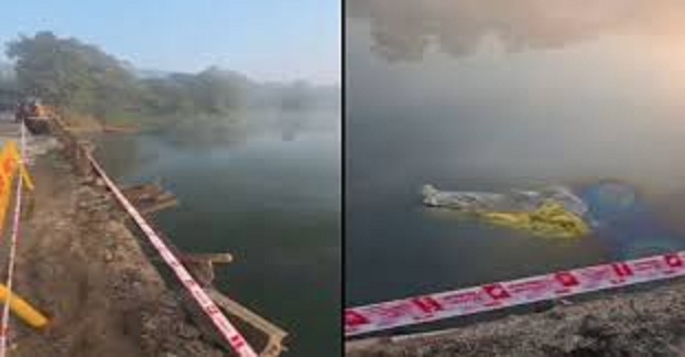 चावल से लदा ट्रेक पुल की रेलिंग तोड़ नदी में गिरा