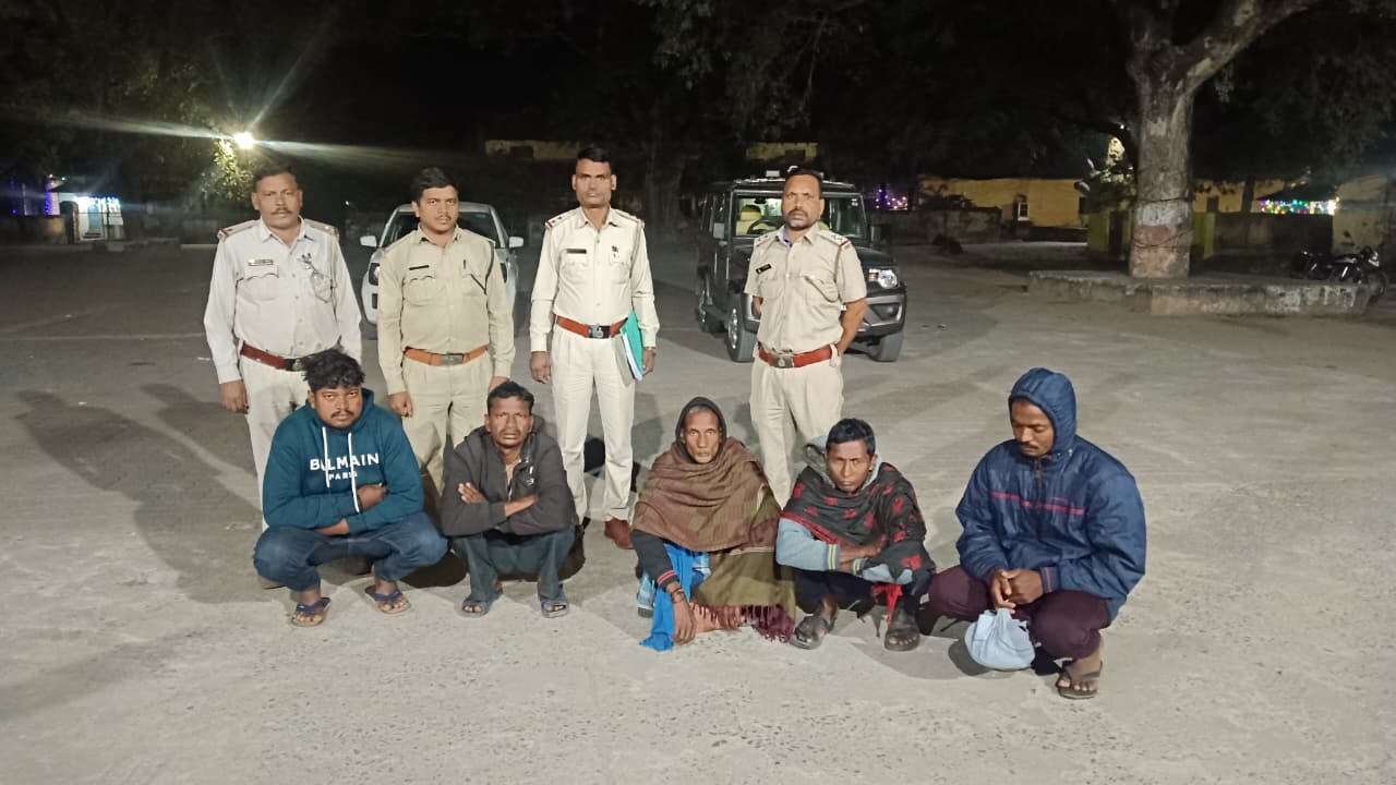 पुलिस के गिरफ्त में आरोपीगण