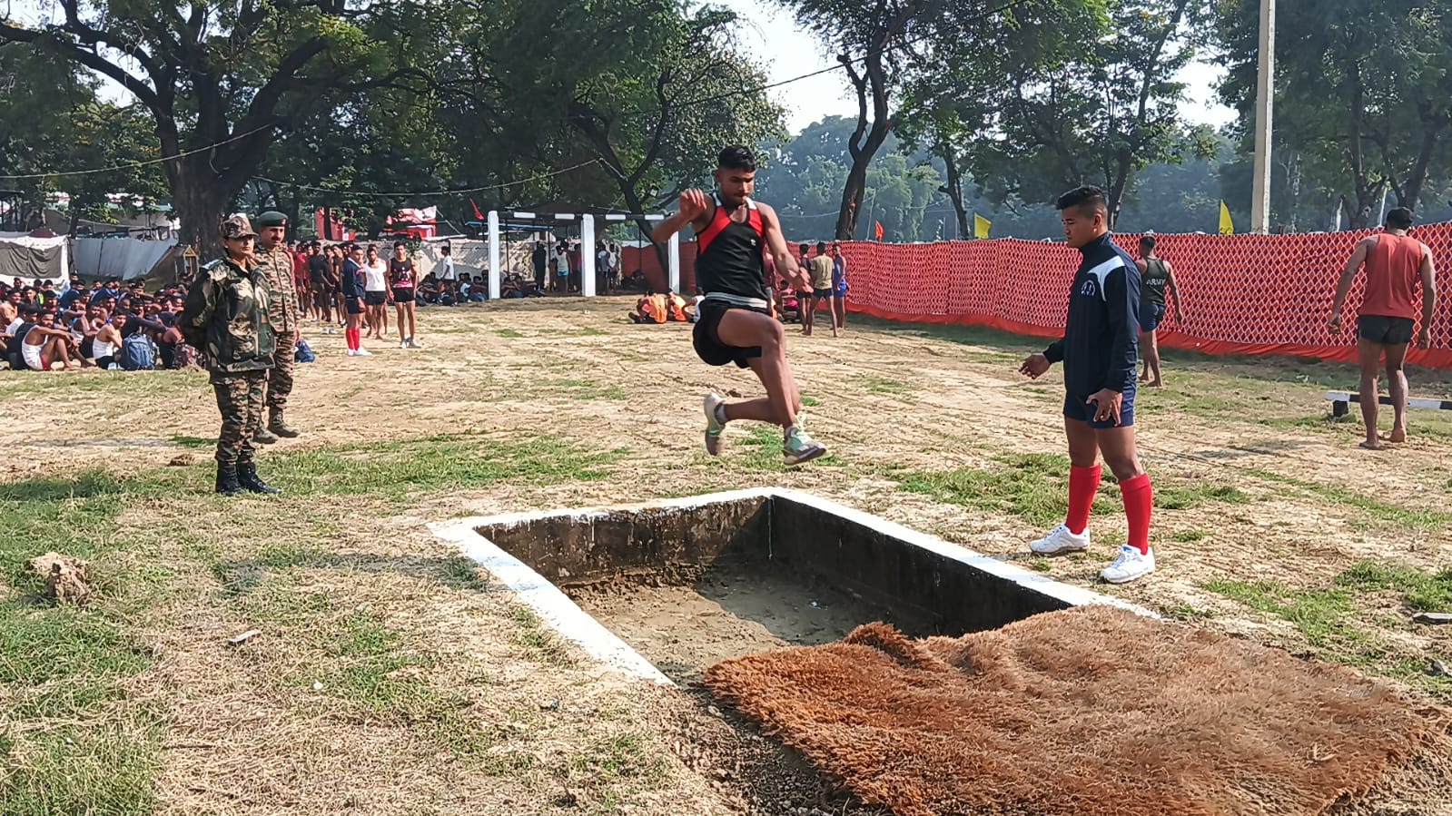 भर्ती रैली मे शामिल युवा अभ्यर्थी भर्ती रैली मे शामिल युवा अभ्यर्थी