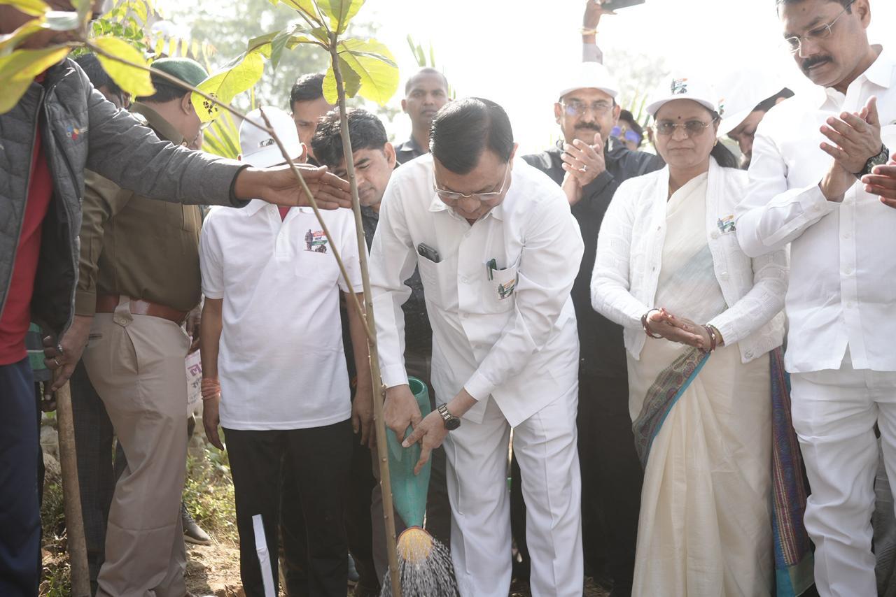 कोरबा : एक पेड़ मां के नाम अभियान के तहत मंत्री व सांसद ने किया पौधरोपण