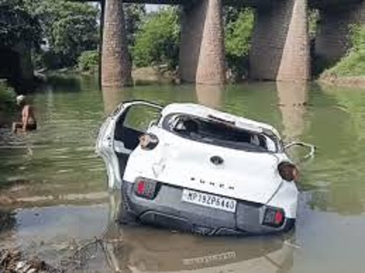 बेकाबू कार बरुआ नदी में गिरी बेकाबू कार बरुआ नदी में गिरी