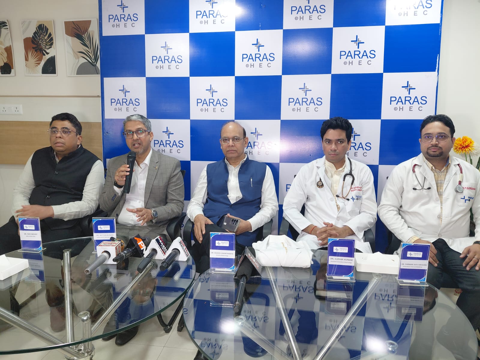 प्रेसवार्ता में शाम‍िल डॉ अशोक वैद्य समेत अन्‍य