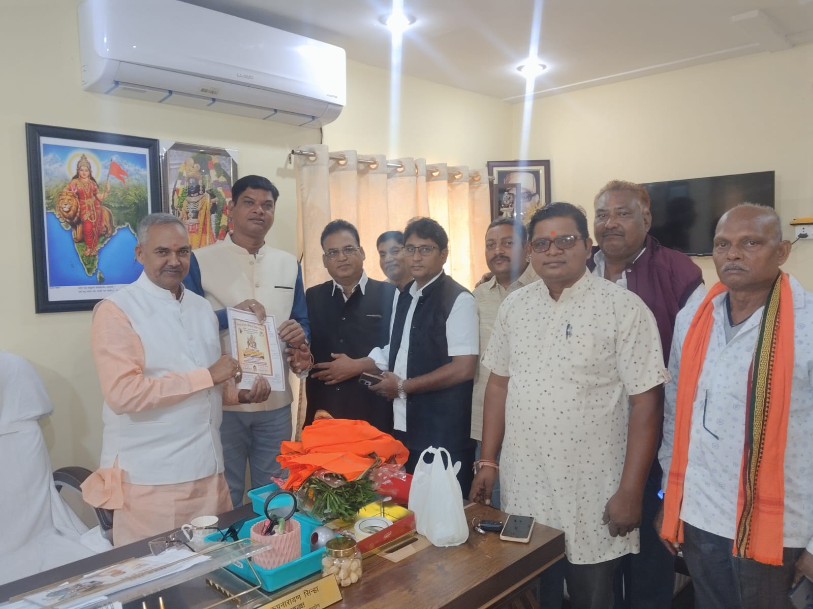 छग योग आयोग के अध्यक्ष एवं केबिनेट मंत्री दर्जा प्राप्त रूपनारायण सिन्हा से भेंट करते हुए समाजजन।