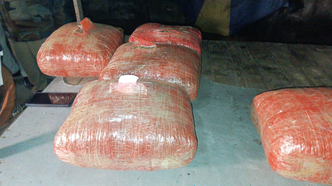 गांजा से भरा पांच पैकेट