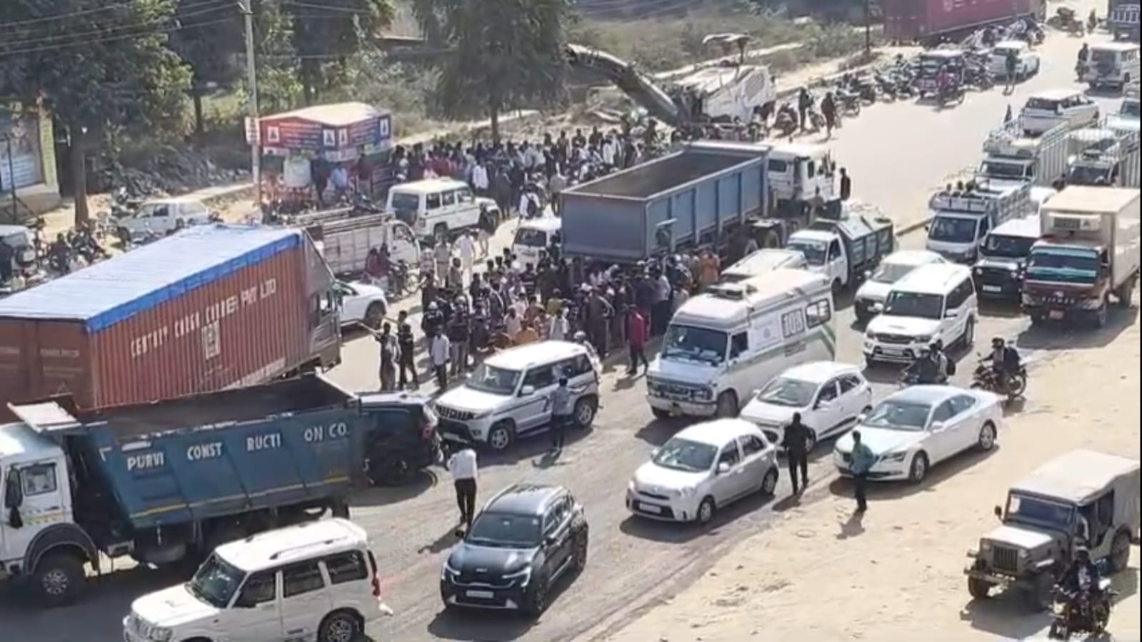 तेज रफ्तार डंपर ने बाइक सवार कुचला, दूसरा साथी उछलकर दूर गिरा तेज रफ्तार डंपर ने बाइक सवार कुचला, दूसरा साथी उछलकर दूर गिरा