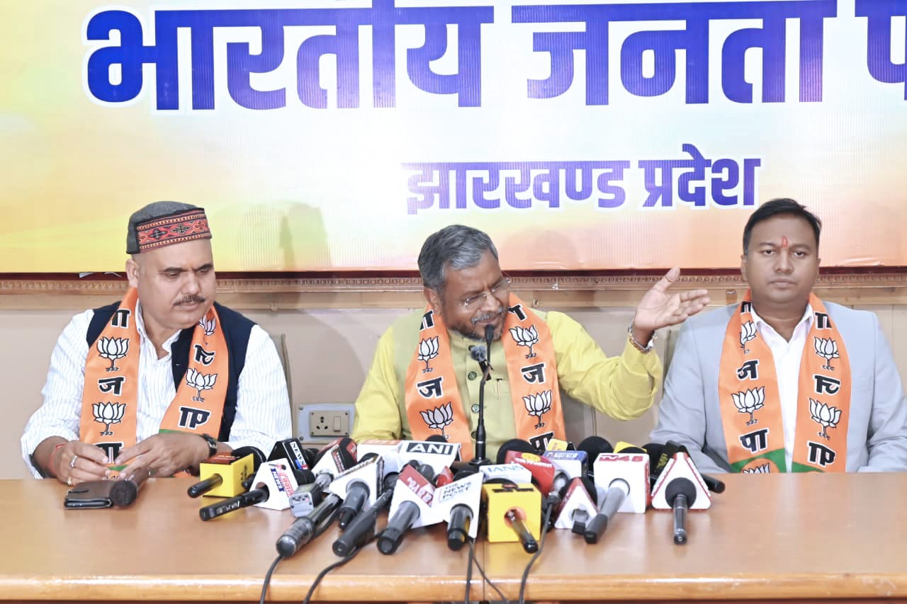 प्रेस वार्ता की तस्बीर