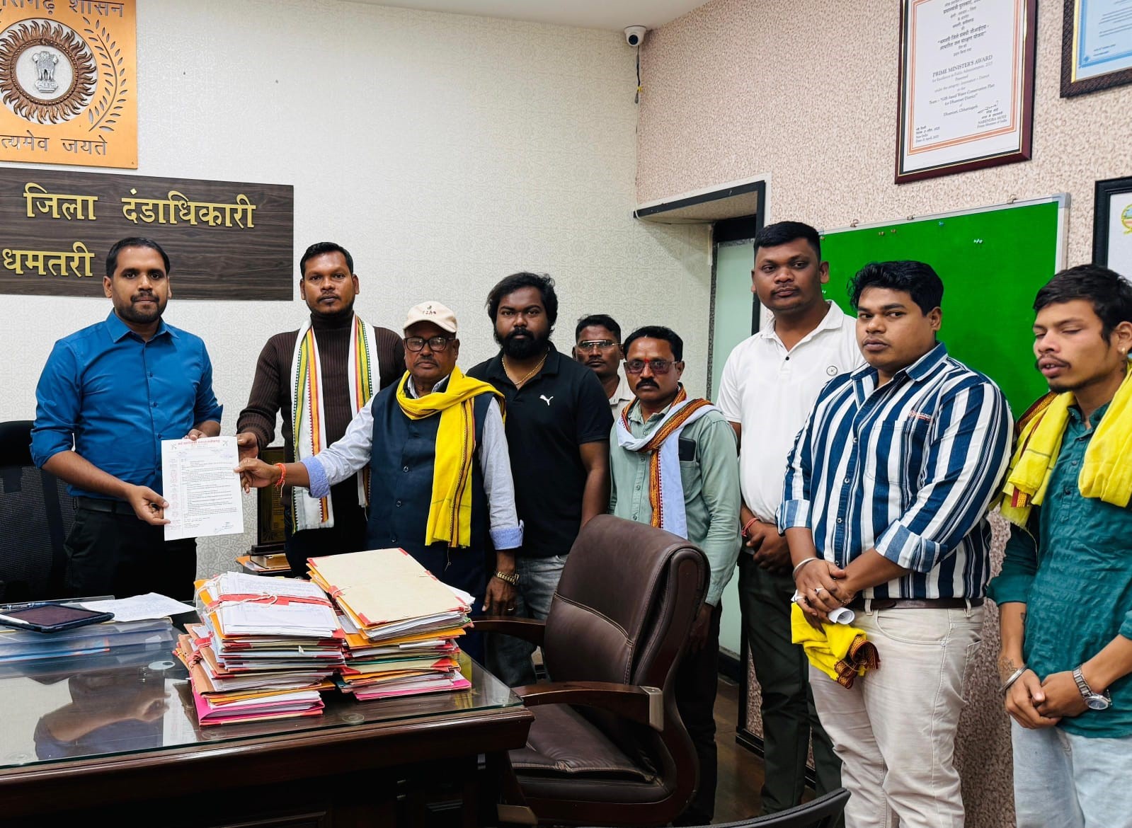 कलेक्टर को ज्ञापन सौंपते हुए आदिवासी समाज के पदाधिकारी। कलेक्टर को ज्ञापन सौंपते हुए आदिवासी समाज के पदाधिकारी।