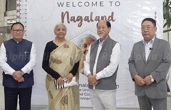 वित्‍त मंत्री सीतारमण का दीमापुर एयपोर्ट पर स्‍वागत करते मुख्यमंत्री नेफ्यू रियो