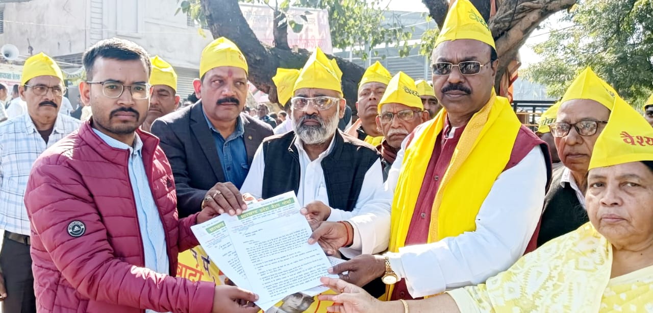 ज्ञापन सौंपते माहेश्‍वर साहू समेत अन्‍य