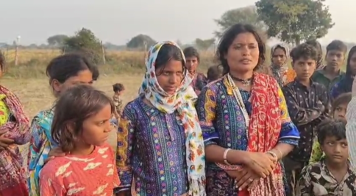 घटना की जानकारी देती हुई पीड़ित महिलाएं