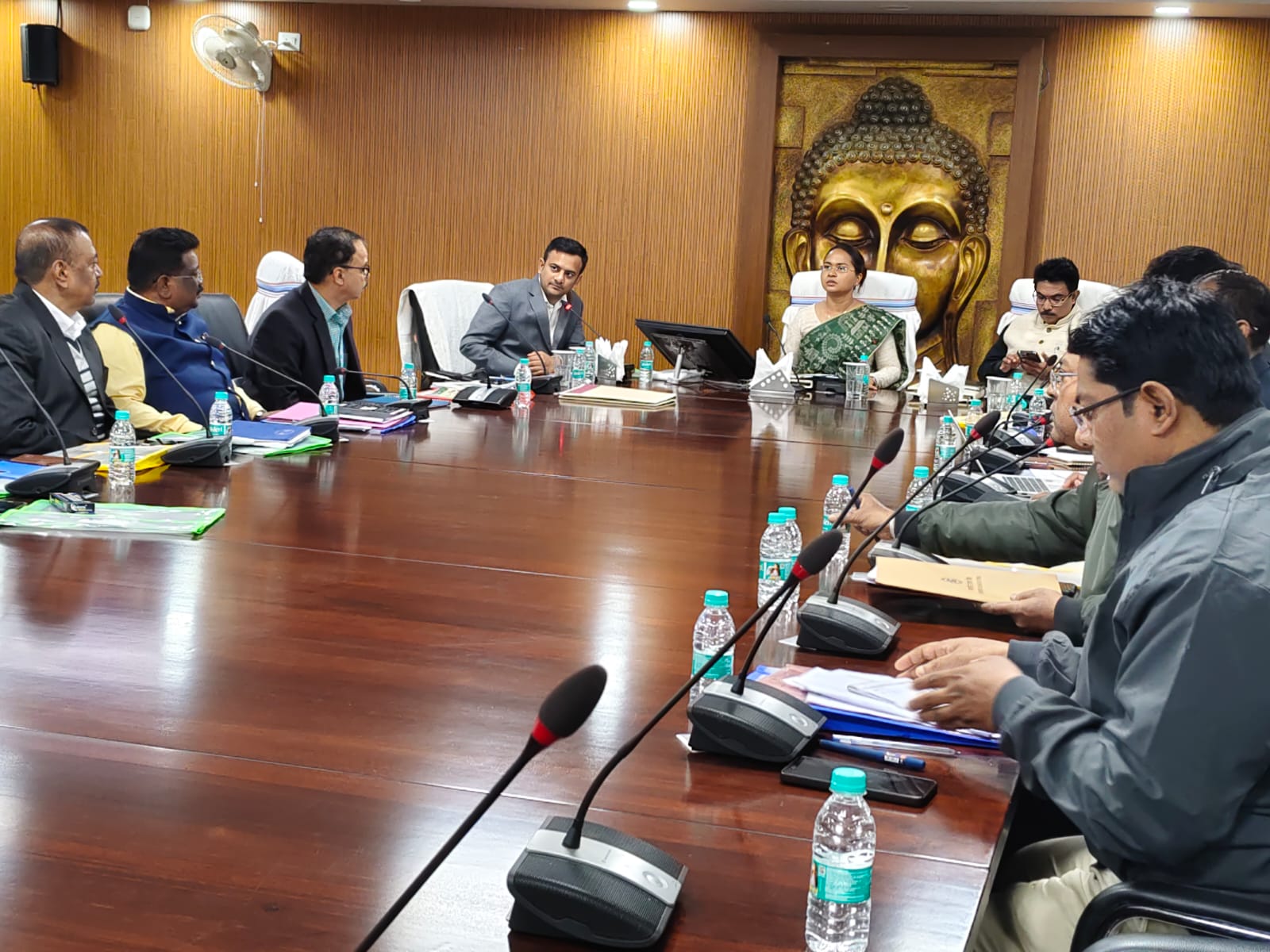 बैठक में शामिल मंत्री शिल्पी तिर्की और बैंक के अधिकारीगण बैठक में शामिल मंत्री शिल्पी तिर्की और बैंक के अधिकारीगण