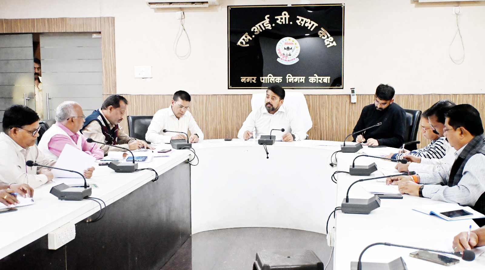 बैठक लेते आयुक्त