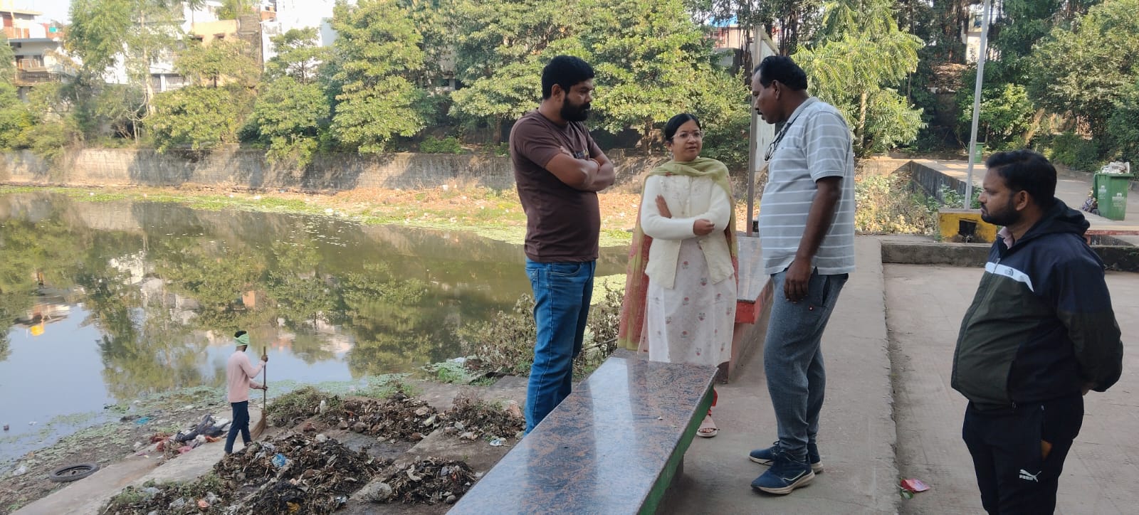 गार्डन का निरीक्षण करते हुए आयुक्त प्रिया गोयल।